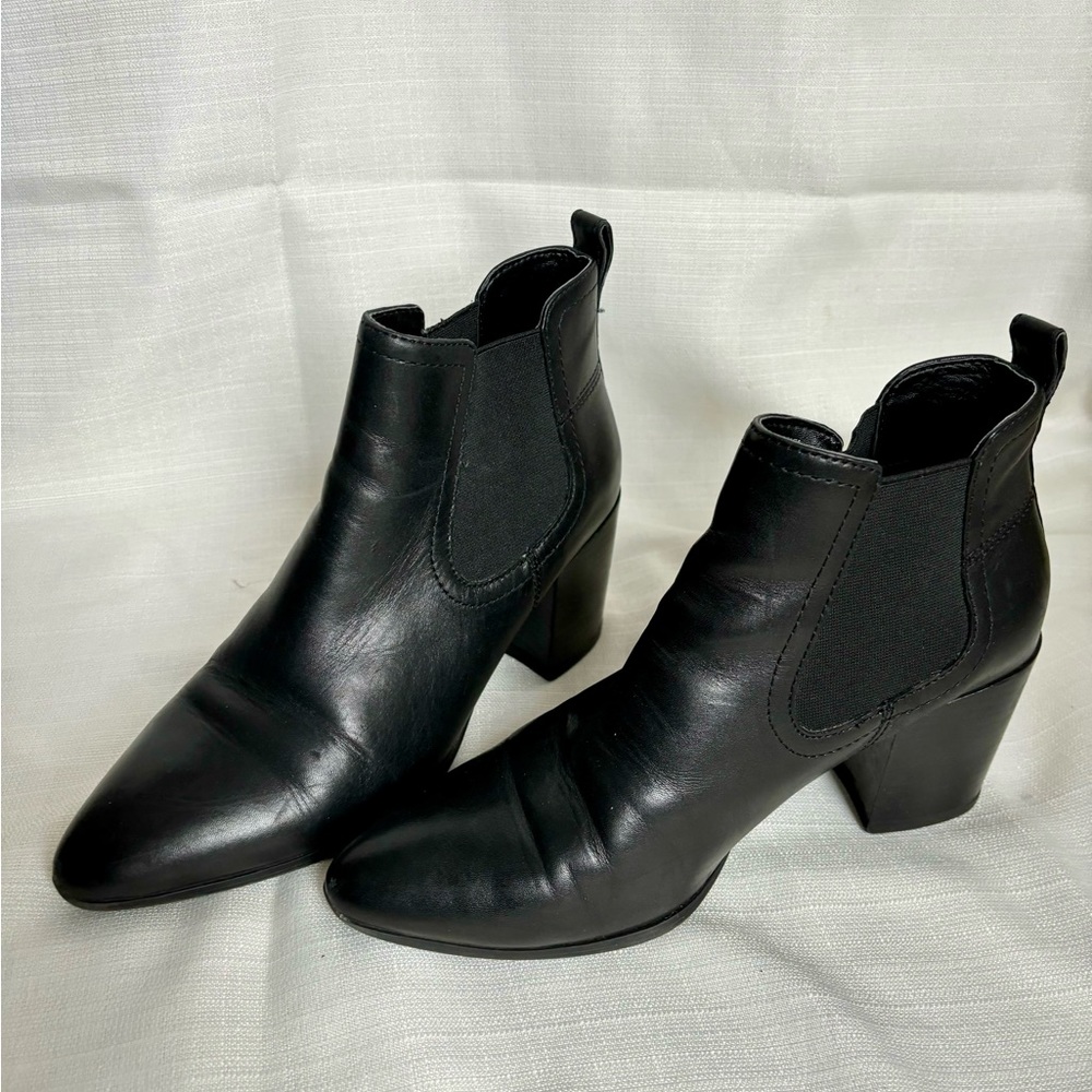 Black leather Steve Madden Odo Chelsea boot